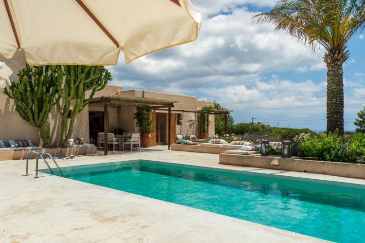 Villa a Formentera con piscina di elegante design hippy chic